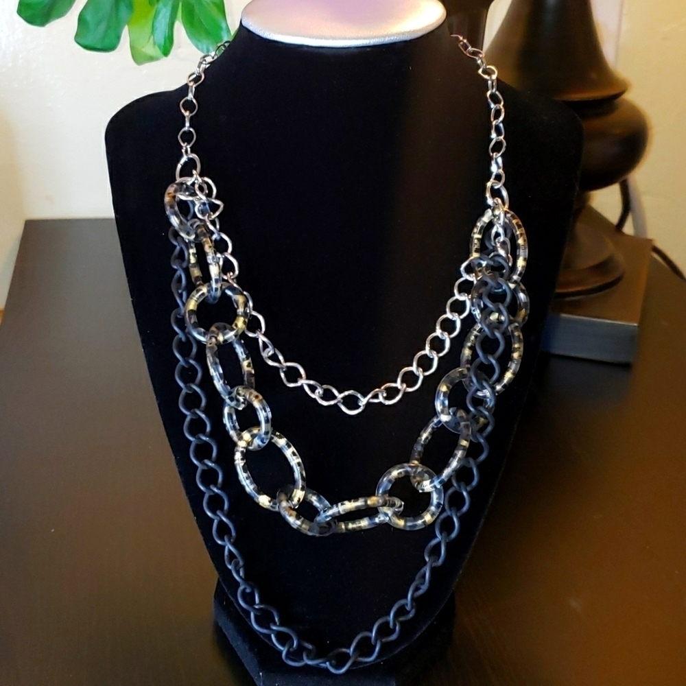 Necklace black and gold